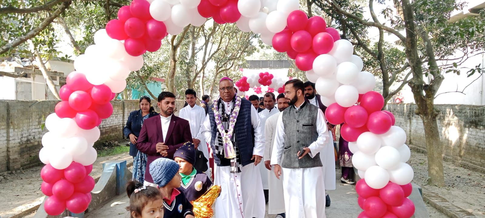 Gracious Guest Arrival with Balloon Arch Decoration